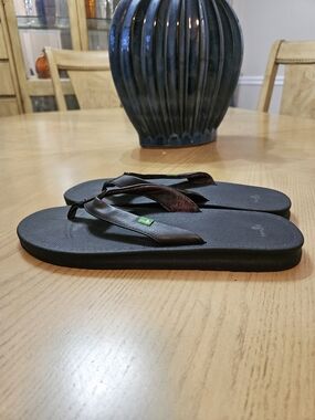 Sanuk Black Flip Flop Sandals